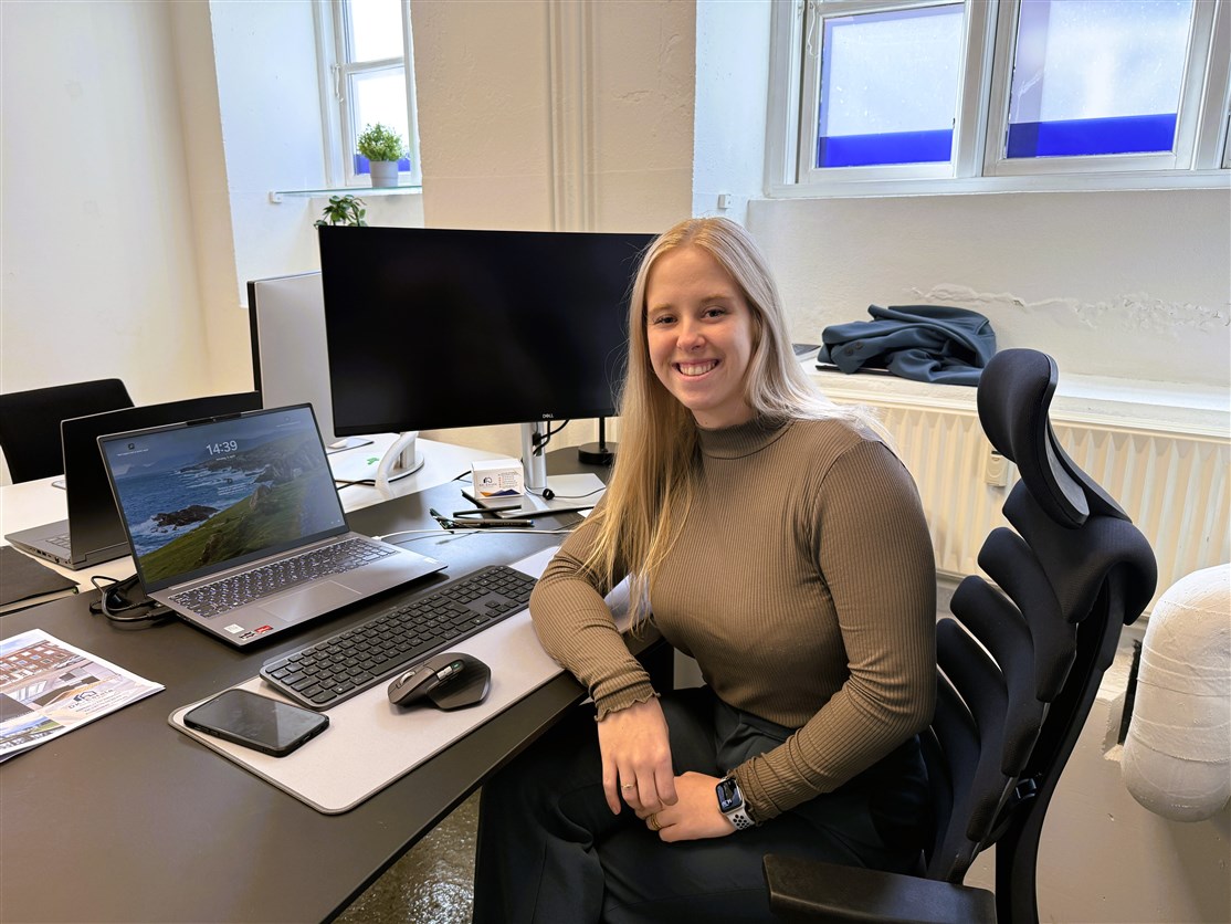 Henriette Lund Hausted
Erhvervsmægler 
Tlf.: 25 55 29 99
Mail: hl@dk-estate.dk